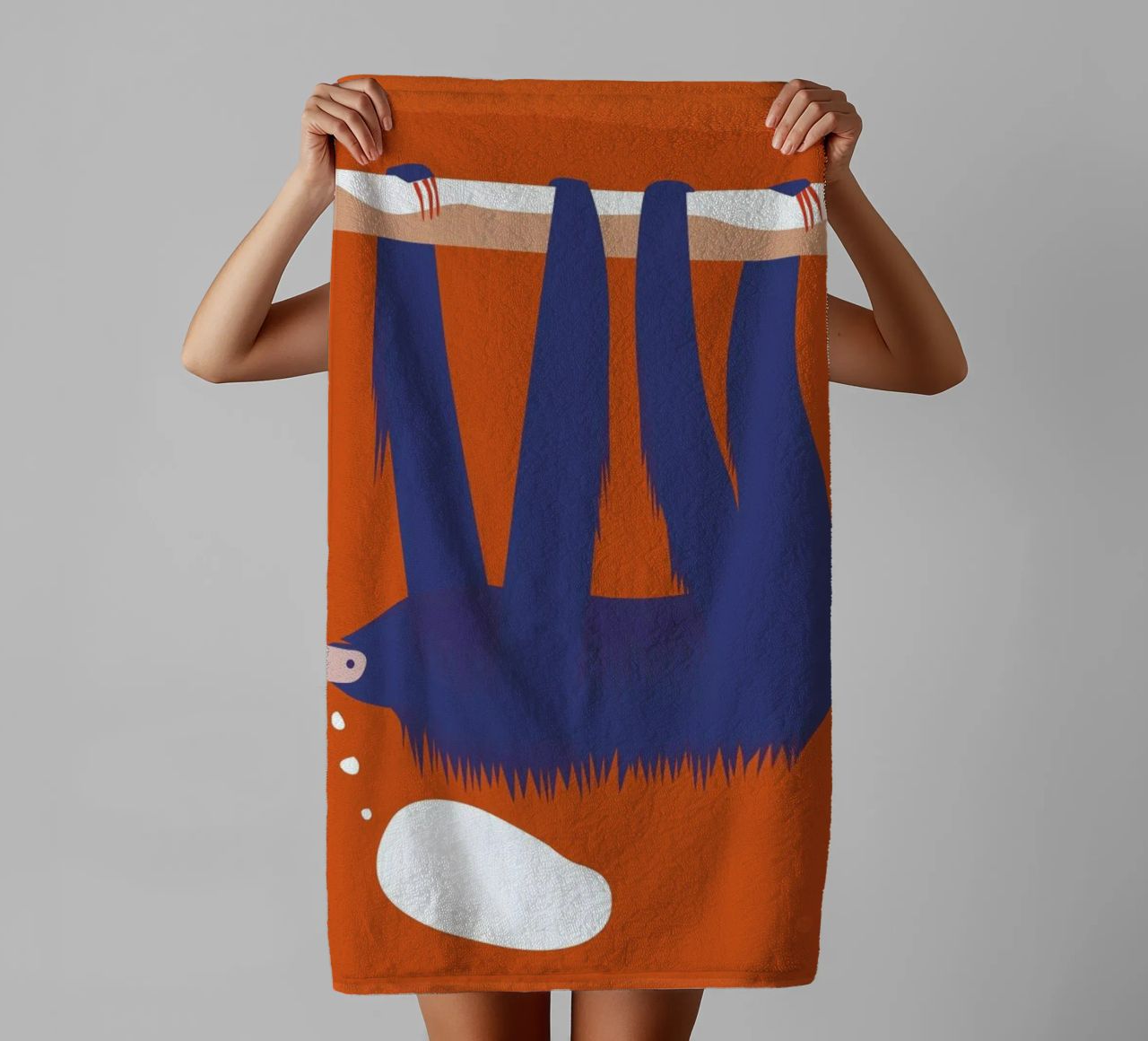 Sloth, Hang in There asciugamano da bagno da Monika Aichele