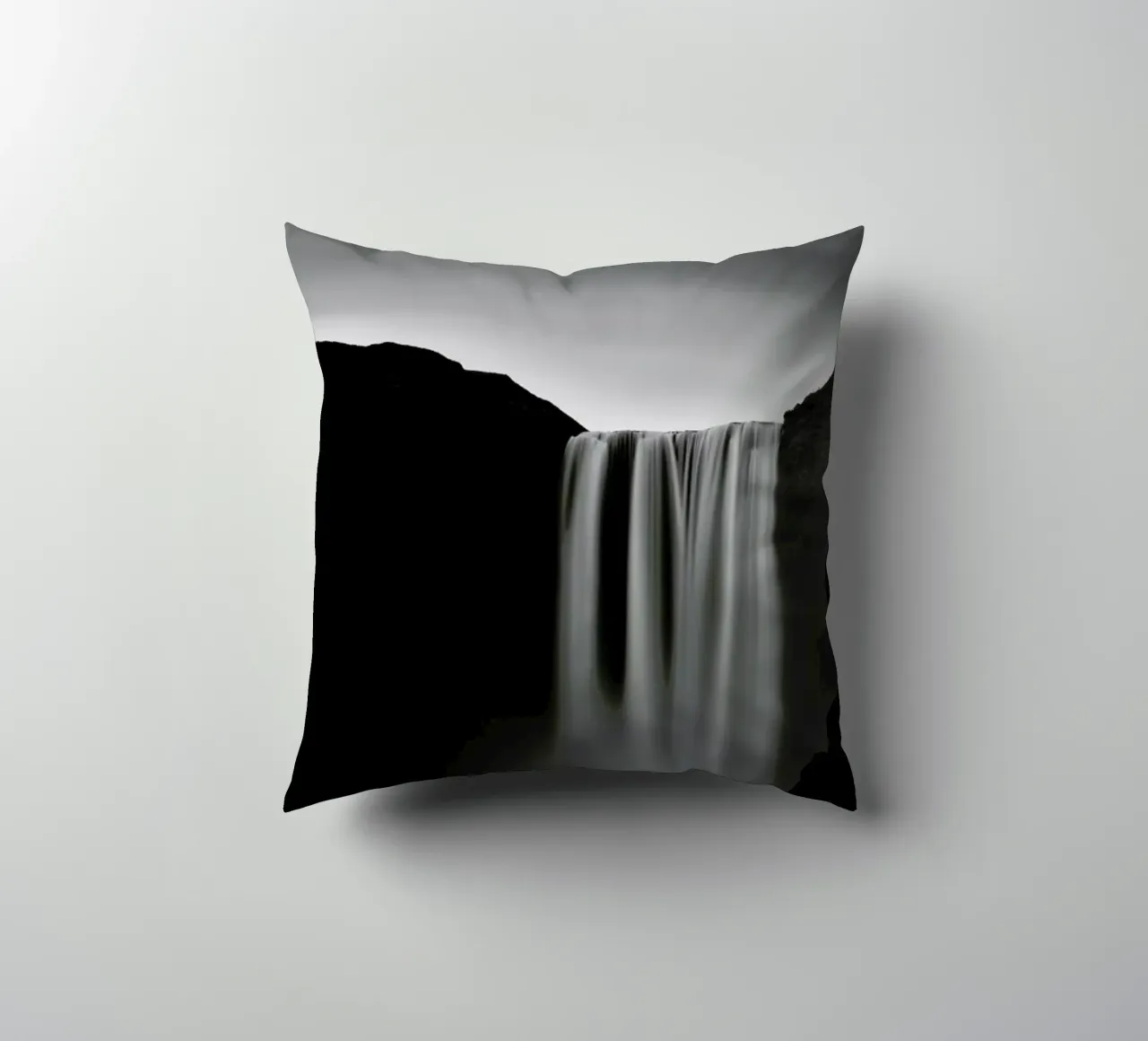 Skogafoss Study 2 cuscino da Michael J. Reibert