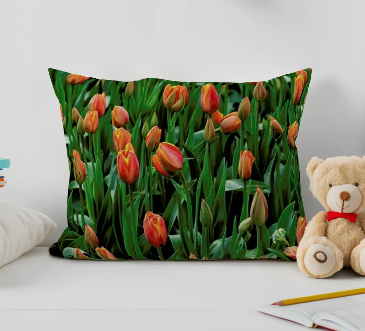 Tulip Field Orange cuscino da Curious Collections by Marielle Leenders