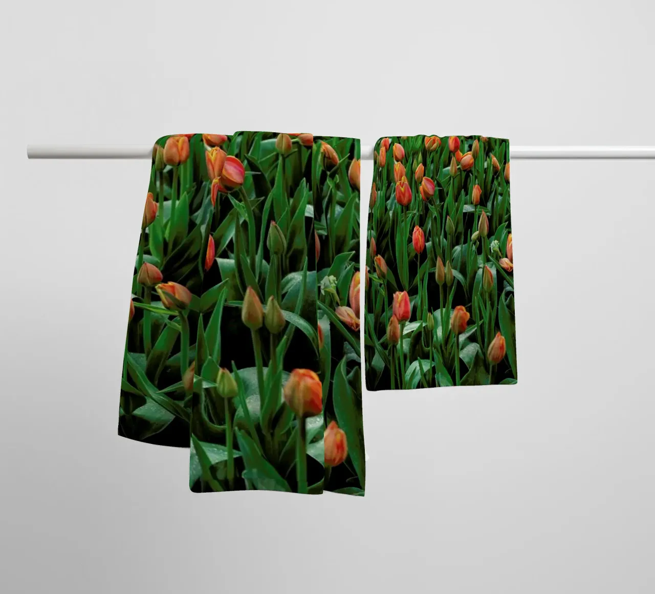 Tulip Field Orange asciugamano da bagno da Curious Collections by Marielle Leenders