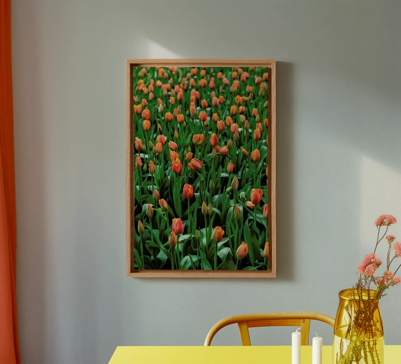 Tulip Field Orange tela con Cornice a cassetta da Curious Collections by Marielle Leenders