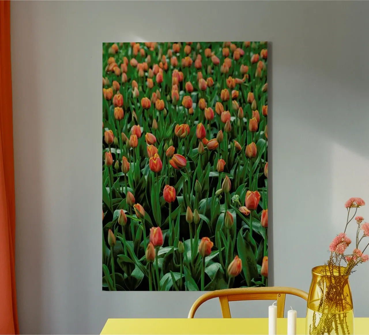 Tulip Field Orange tela con Cornice a cassetta da Curious Collections by Marielle Leenders