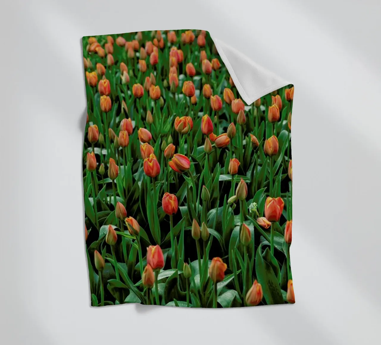 Tulip Field Orange coperta in pile da Curious Collections by Marielle Leenders