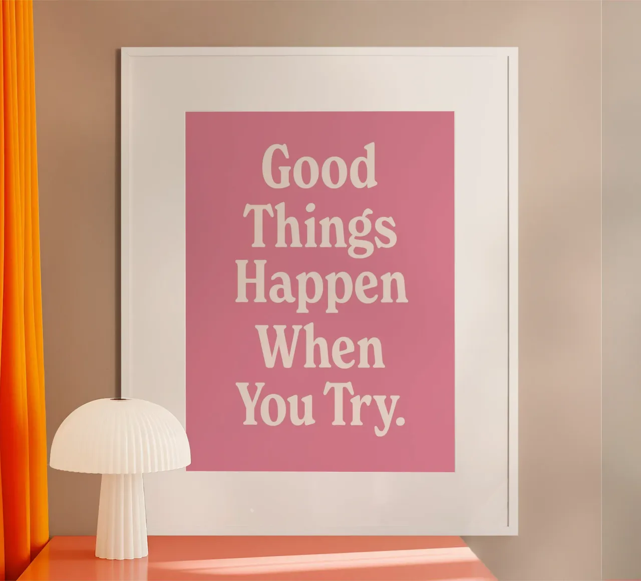 Citazioni sulle cose belle che accadono quando ci si prova (tonalità rosa) poster con telaio in legno da Paigaam Studio