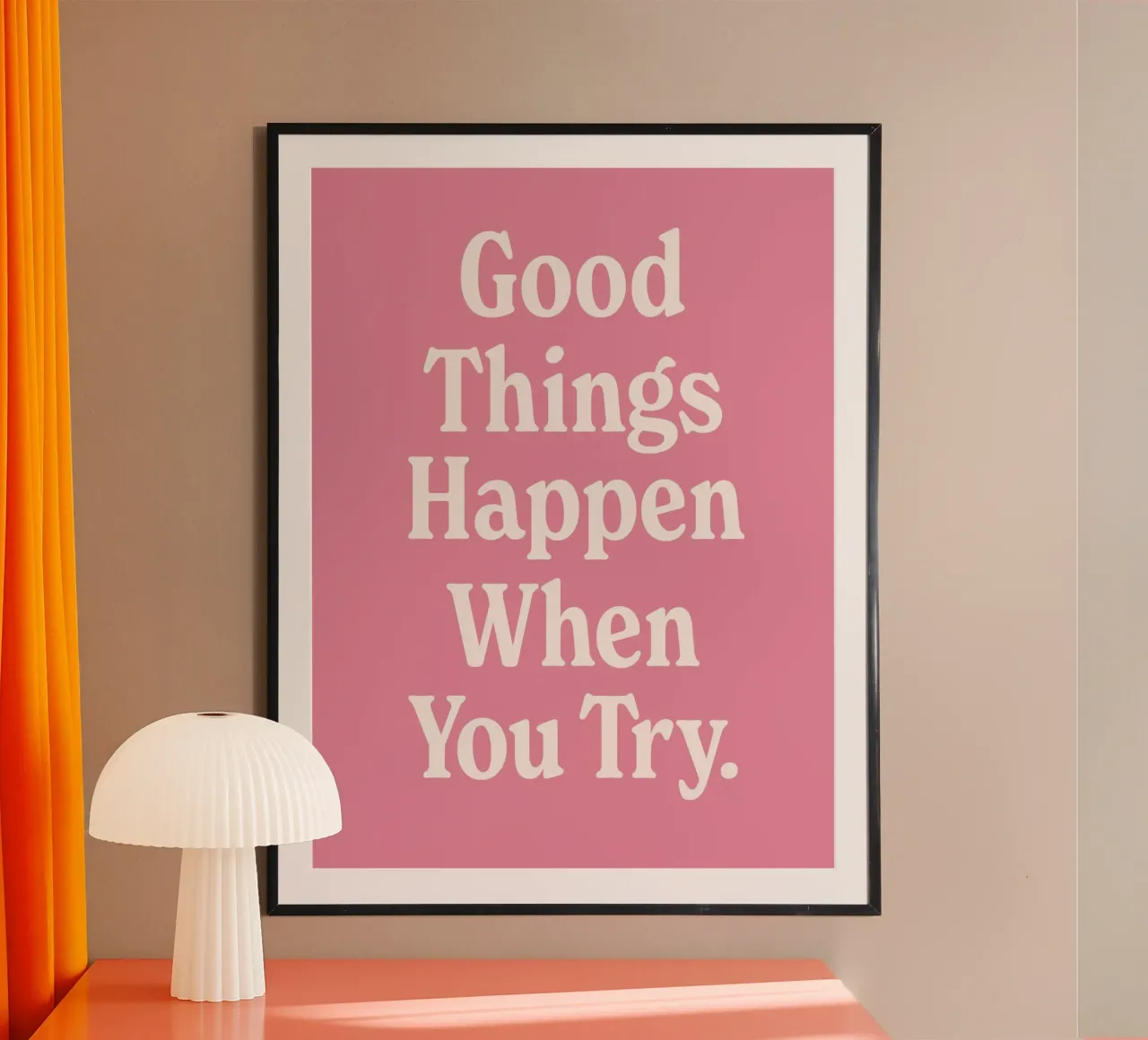 Citazioni sulle cose belle che accadono quando ci si prova (tonalità rosa) poster con telaio in legno da Paigaam Studio