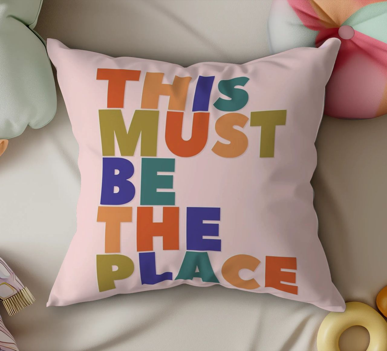 This Must Be The Place – Retro Chunky Typography Print coussin de showmemars