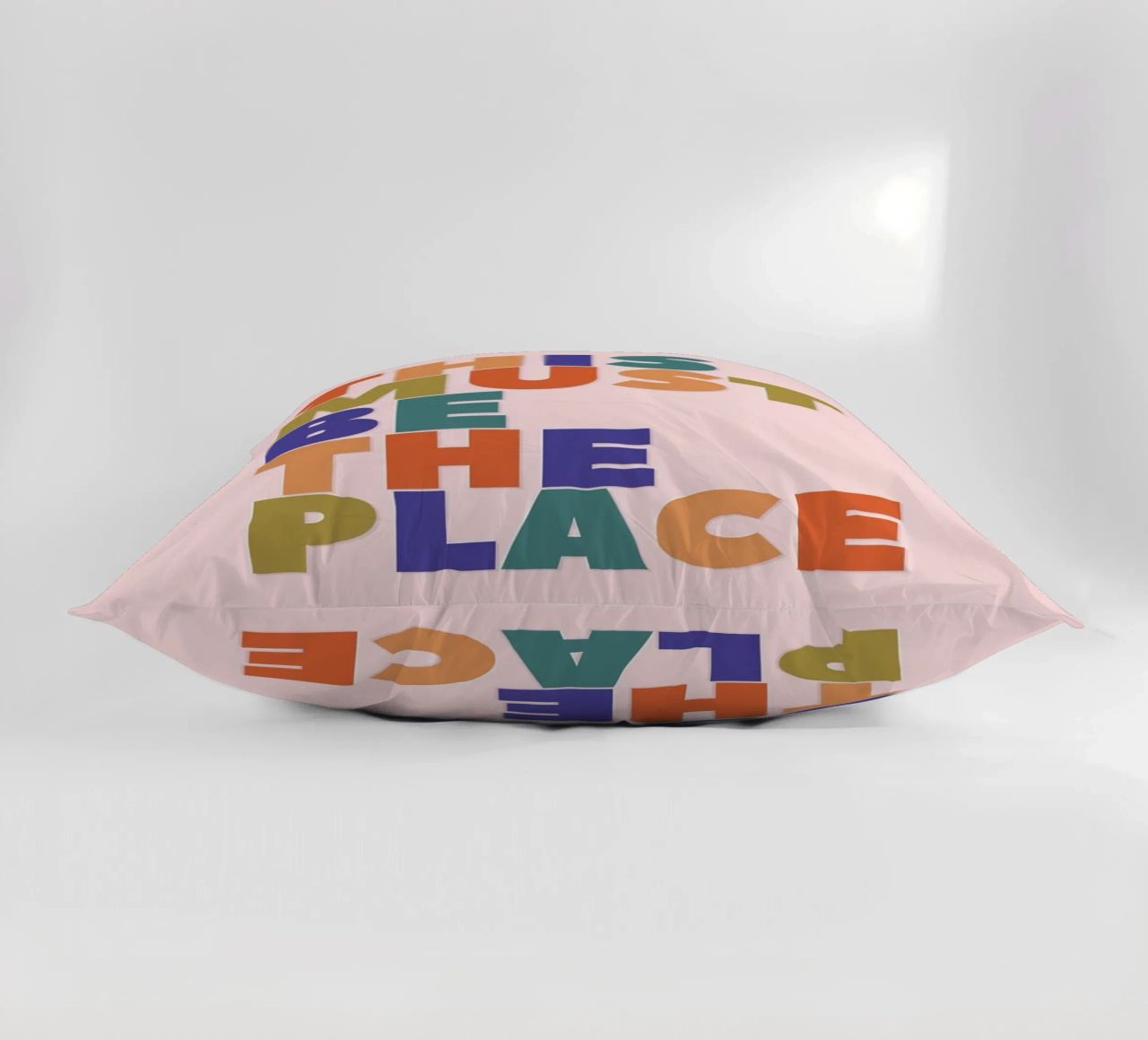 This Must Be The Place – Retro Chunky Typography Print coussin de showmemars