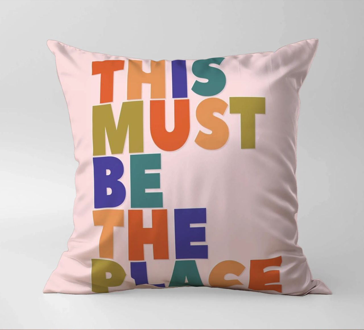 This Must Be The Place – Retro Chunky Typography Print coussin de showmemars