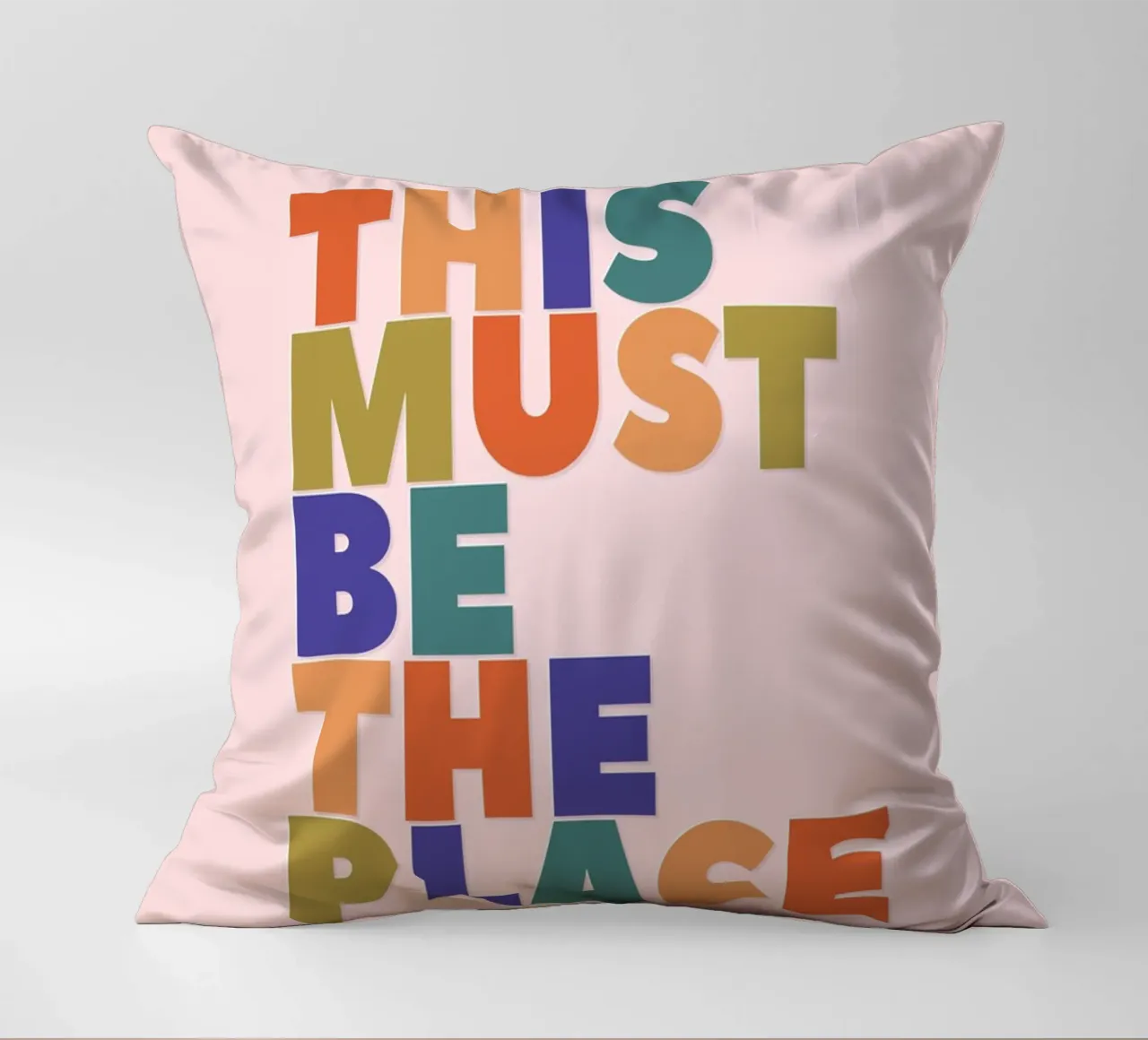 This Must Be The Place – Retro Chunky Typography Print Kissen von showmemars