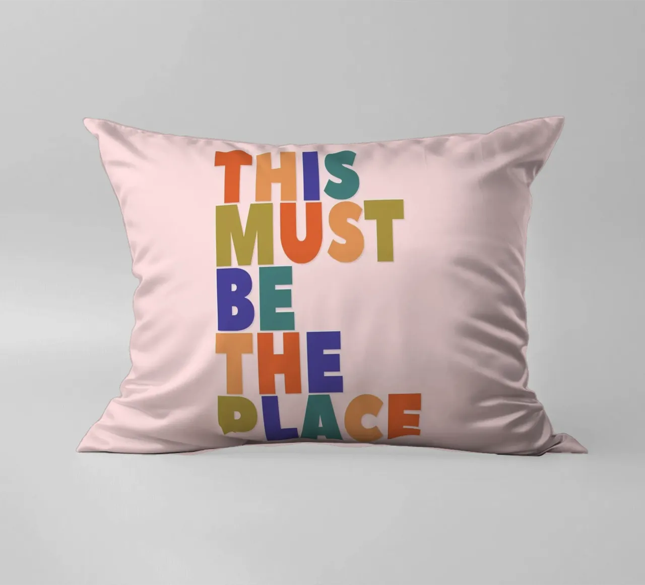 This Must Be The Place – Retro Chunky Typography Print Kissen von showmemars