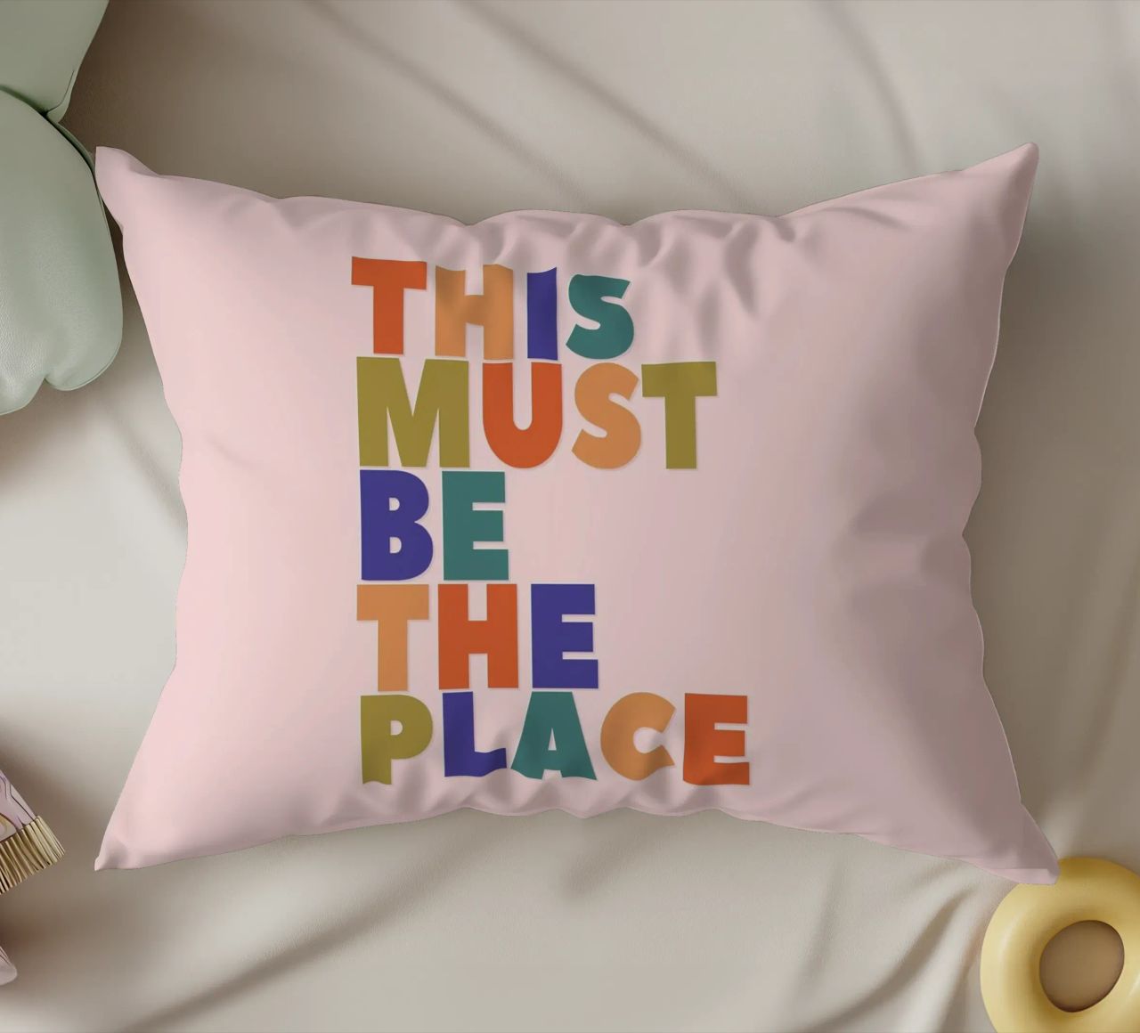 This Must Be The Place – Retro Chunky Typography Print coussin de showmemars