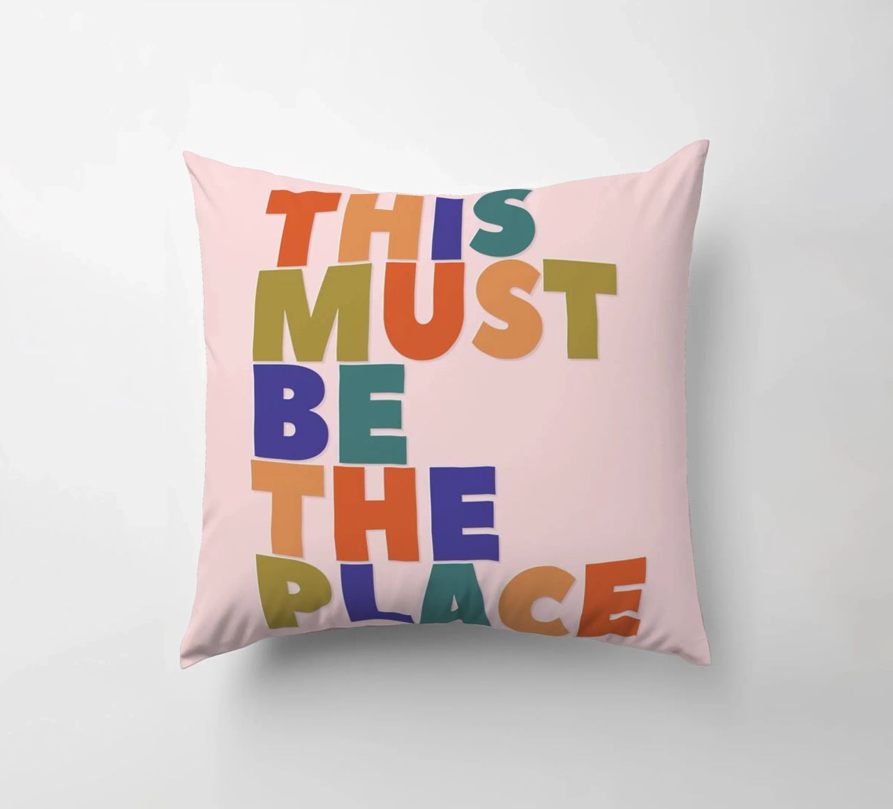 This Must Be The Place – Retro Chunky Typography Print coussin de showmemars