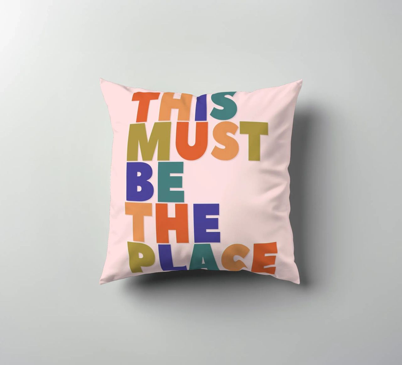 This Must Be The Place – Retro Chunky Typography Print coussin de showmemars
