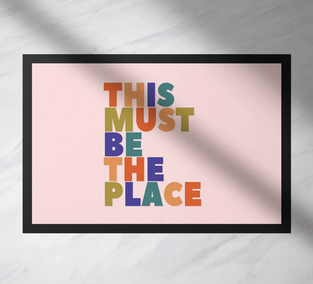 This Must Be The Place – Retro Chunky Typography Print Fußmatte von showmemars