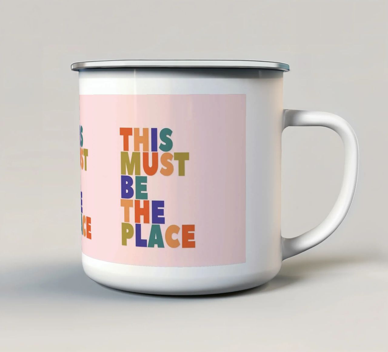 This Must Be The Place – Retro Chunky Typography Print Emaille Tasse von showmemars