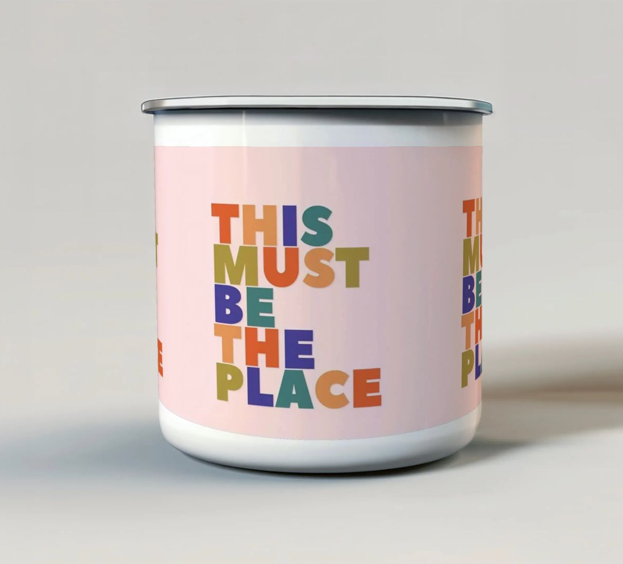 This Must Be The Place – Retro Chunky Typography Print Emaille Tasse von showmemars