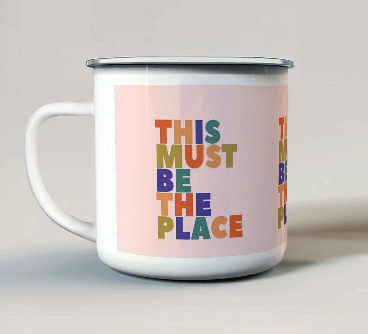 This Must Be The Place – Retro Chunky Typography Print Emaille Tasse von showmemars