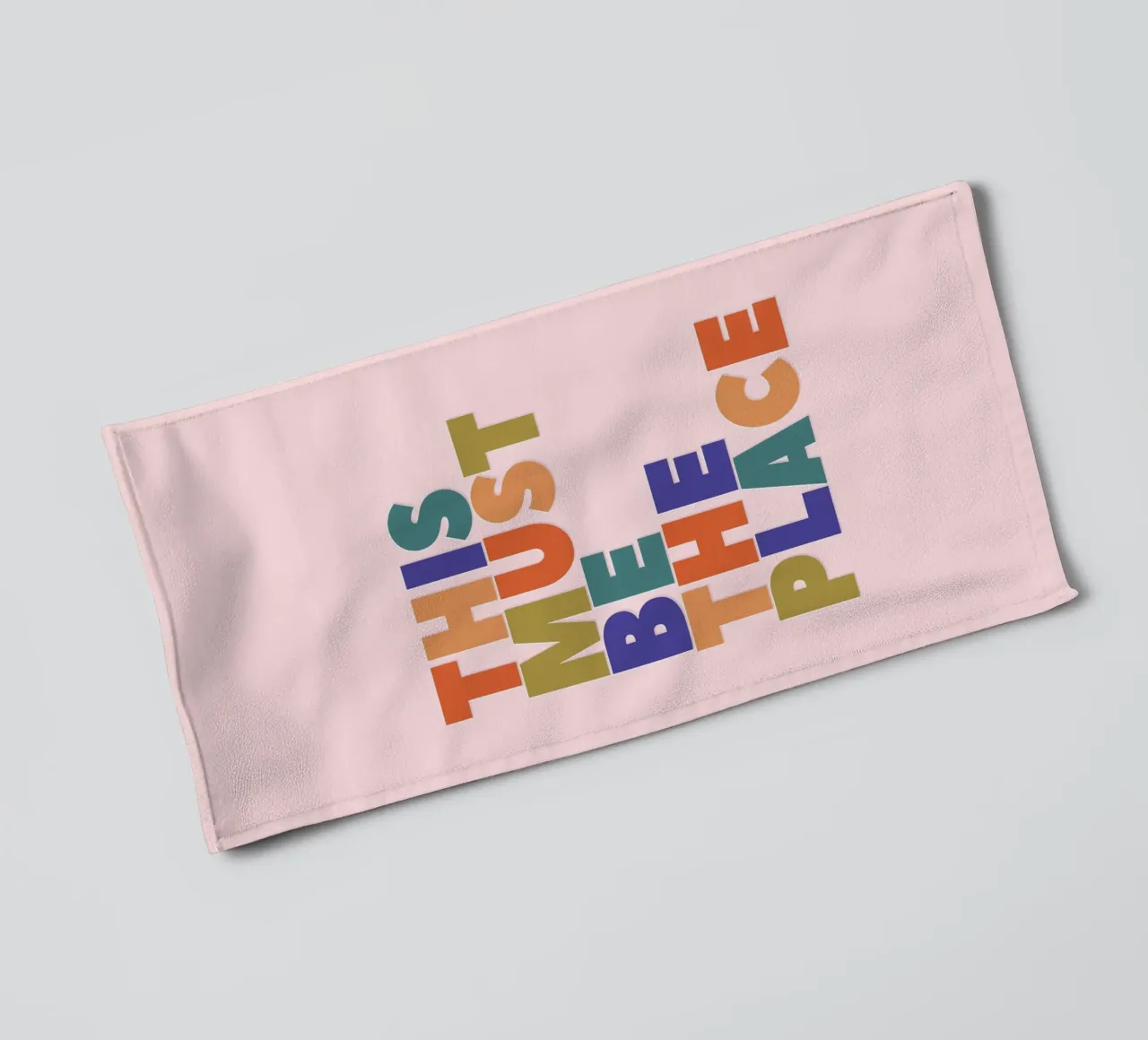This Must Be The Place – Retro Chunky Typography Print asciugamano da bagno da showmemars