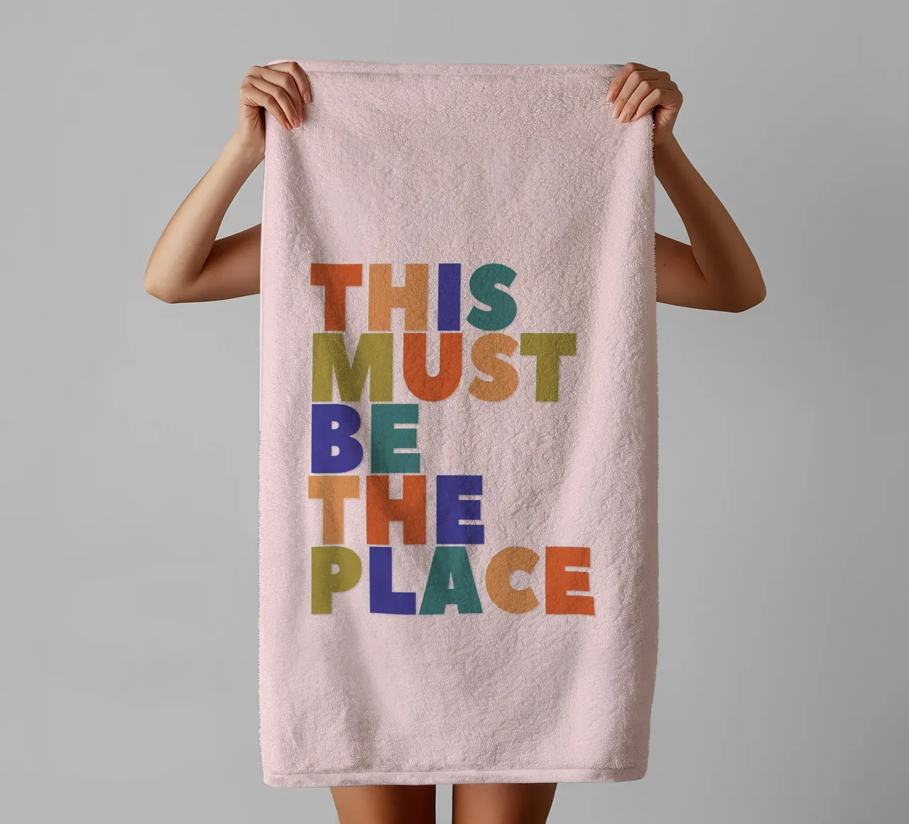 This Must Be The Place – Retro Chunky Typography Print asciugamano da bagno da showmemars