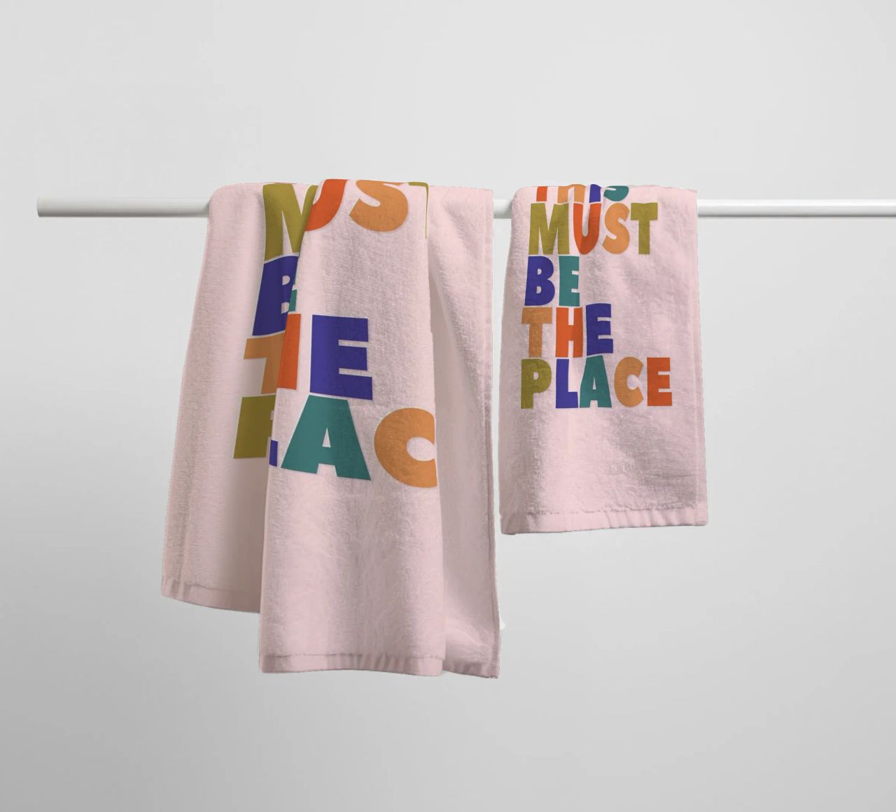 This Must Be The Place – Retro Chunky Typography Print Handtuch von showmemars