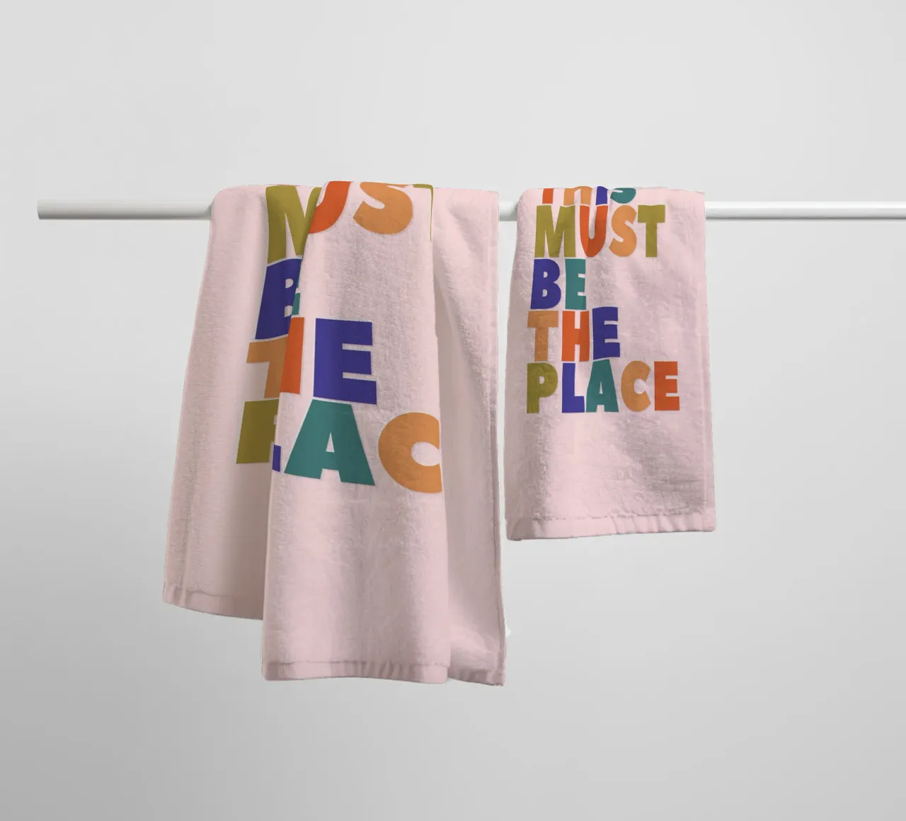 This Must Be The Place – Retro Chunky Typography Print asciugamano da bagno da showmemars