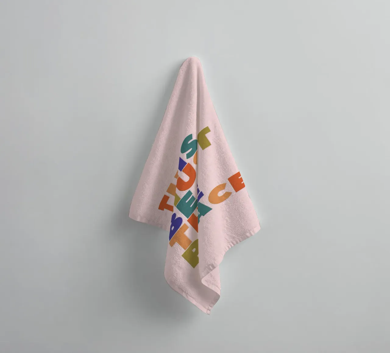 This Must Be The Place – Retro Chunky Typography Print asciugamano da bagno da showmemars