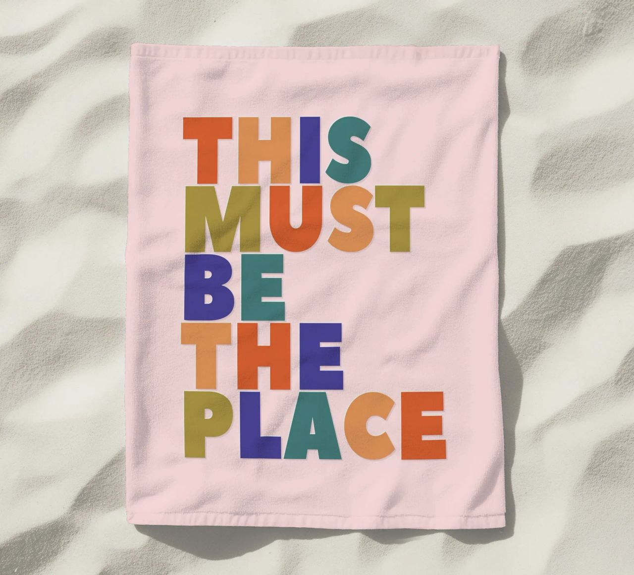 This Must Be The Place – Retro Chunky Typography Print serviette de plage de showmemars