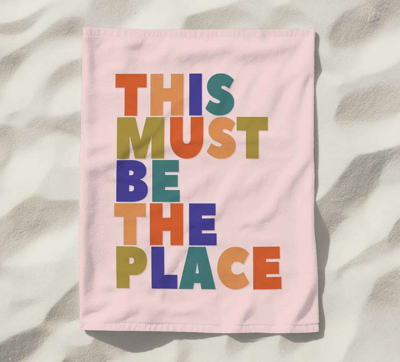 This Must Be The Place – Retro Chunky Typography Print telo mare da showmemars