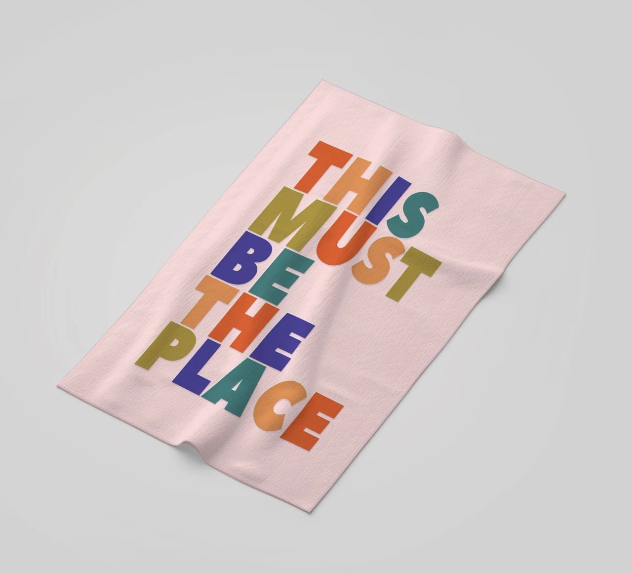 This Must Be The Place – Retro Chunky Typography Print serviette de plage de showmemars
