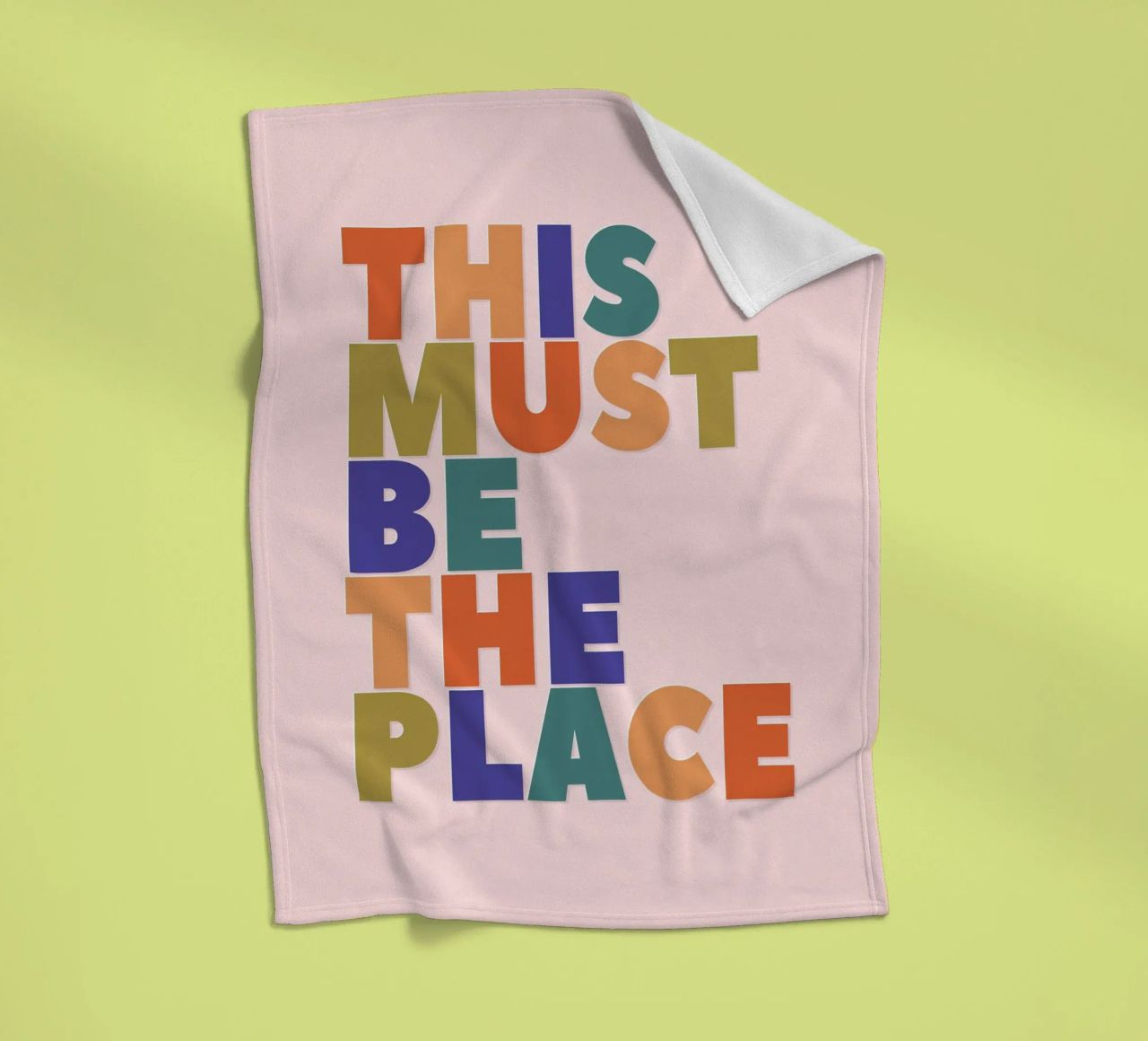 This Must Be The Place – Retro Chunky Typography Print coperta in pile da showmemars