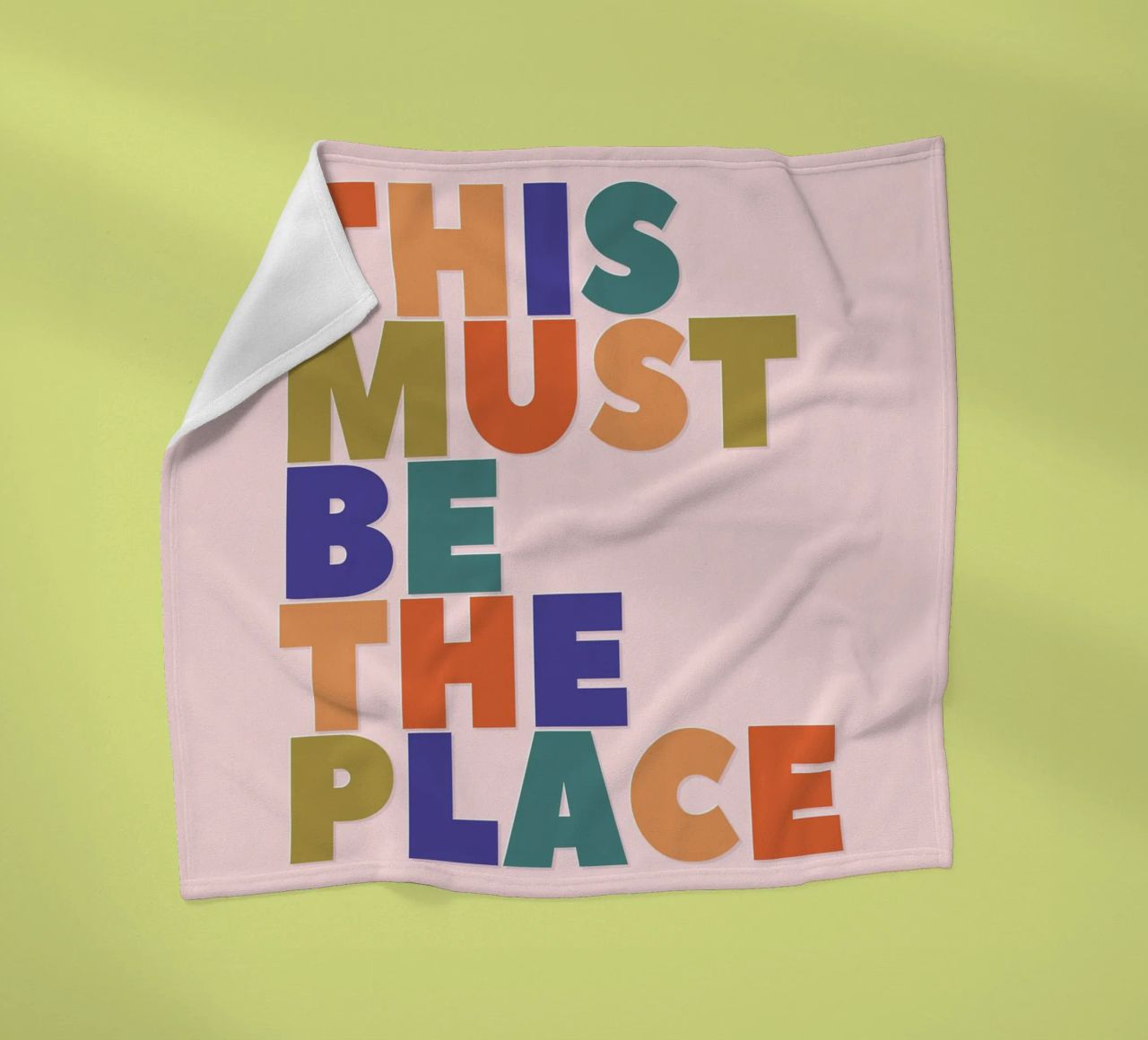 This Must Be The Place – Retro Chunky Typography Print coperta in pile da showmemars