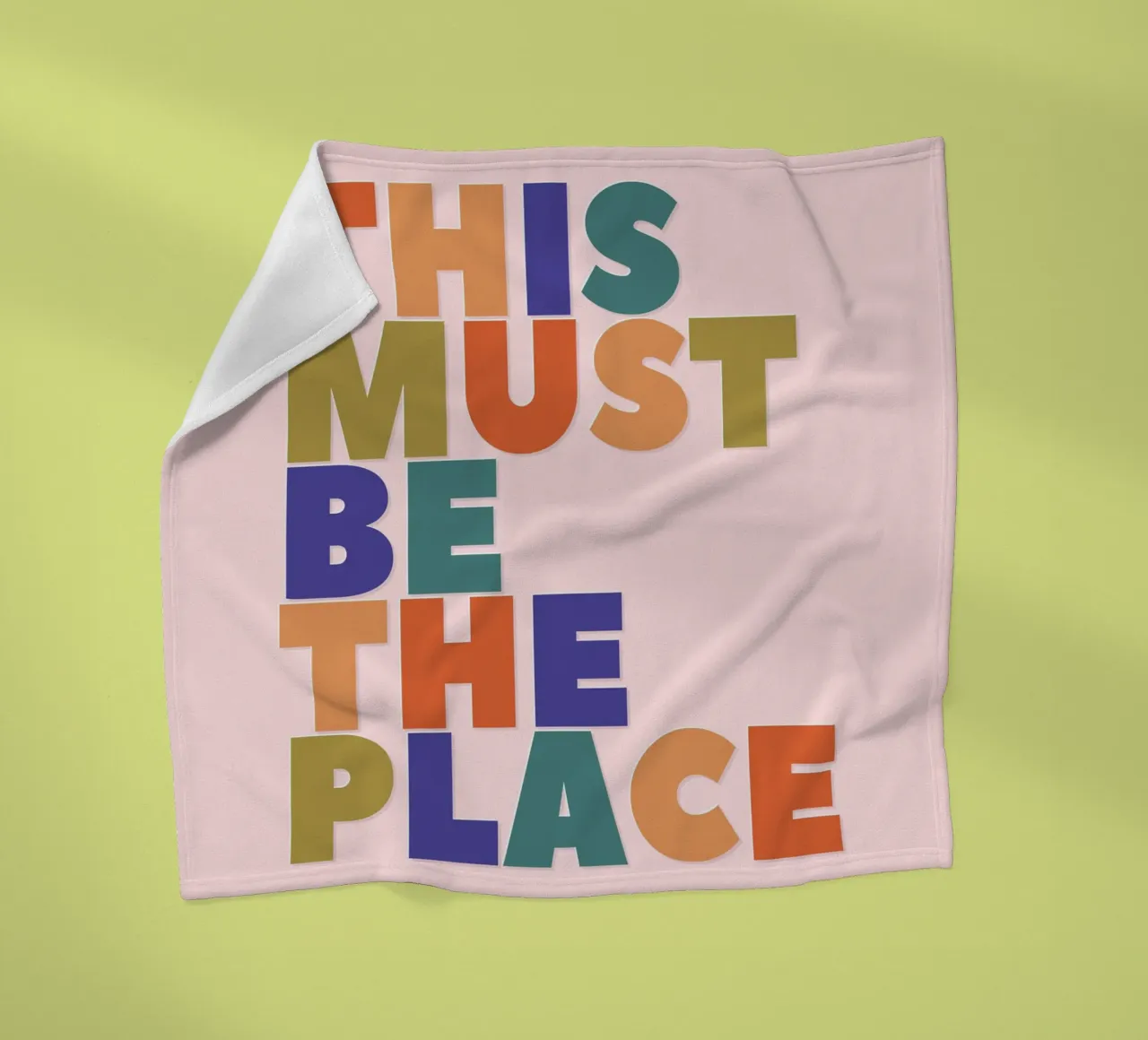 This Must Be The Place – Retro Chunky Typography Print Fleecedecke von showmemars