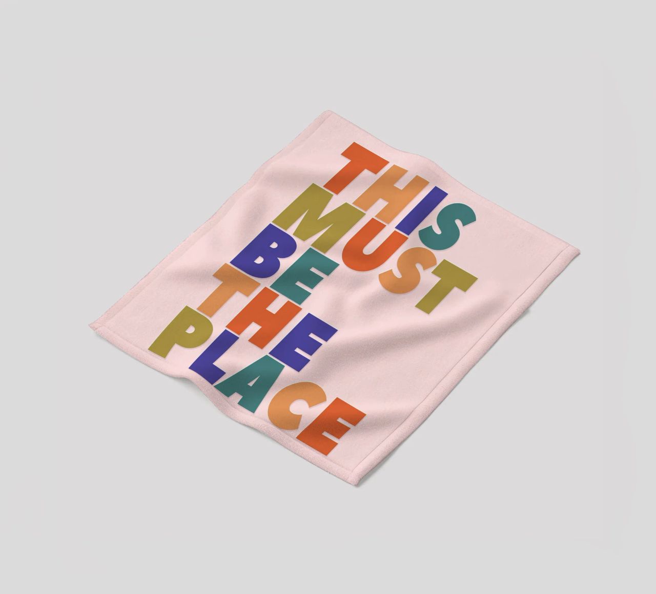 This Must Be The Place – Retro Chunky Typography Print coperta in pile da showmemars