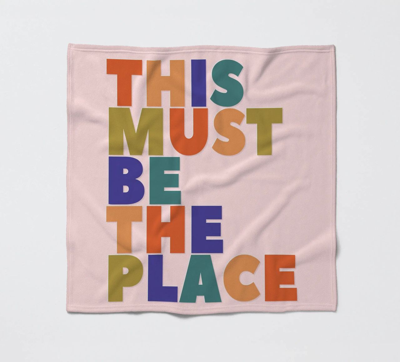 This Must Be The Place – Retro Chunky Typography Print coperta in pile da showmemars