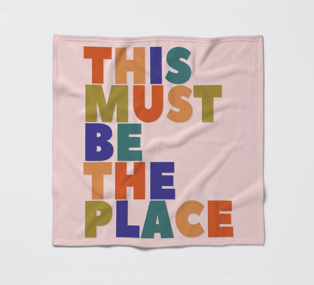 This Must Be The Place – Retro Chunky Typography Print Fleecedecke von showmemars