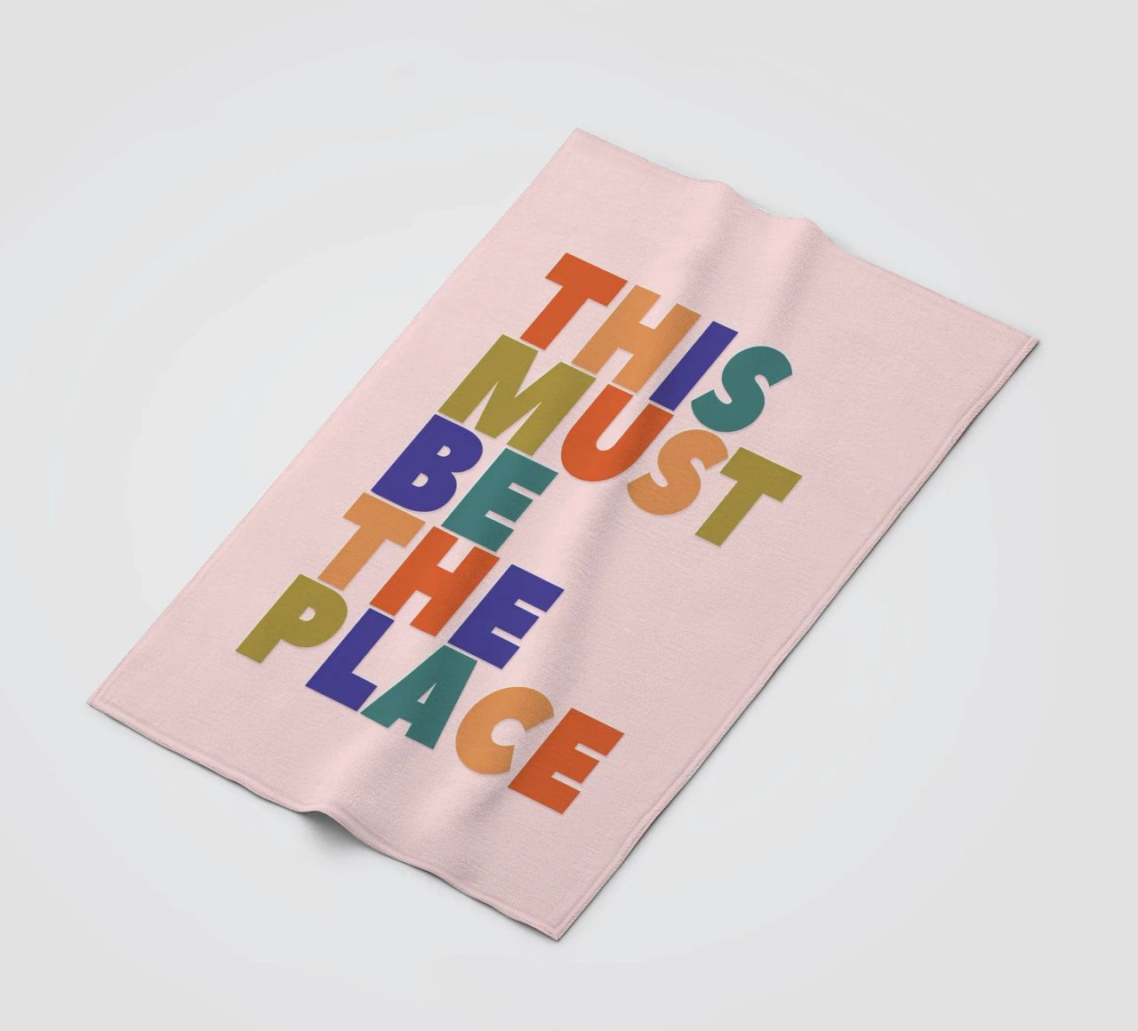 This Must Be The Place – Retro Chunky Typography Print coperta in pile da showmemars