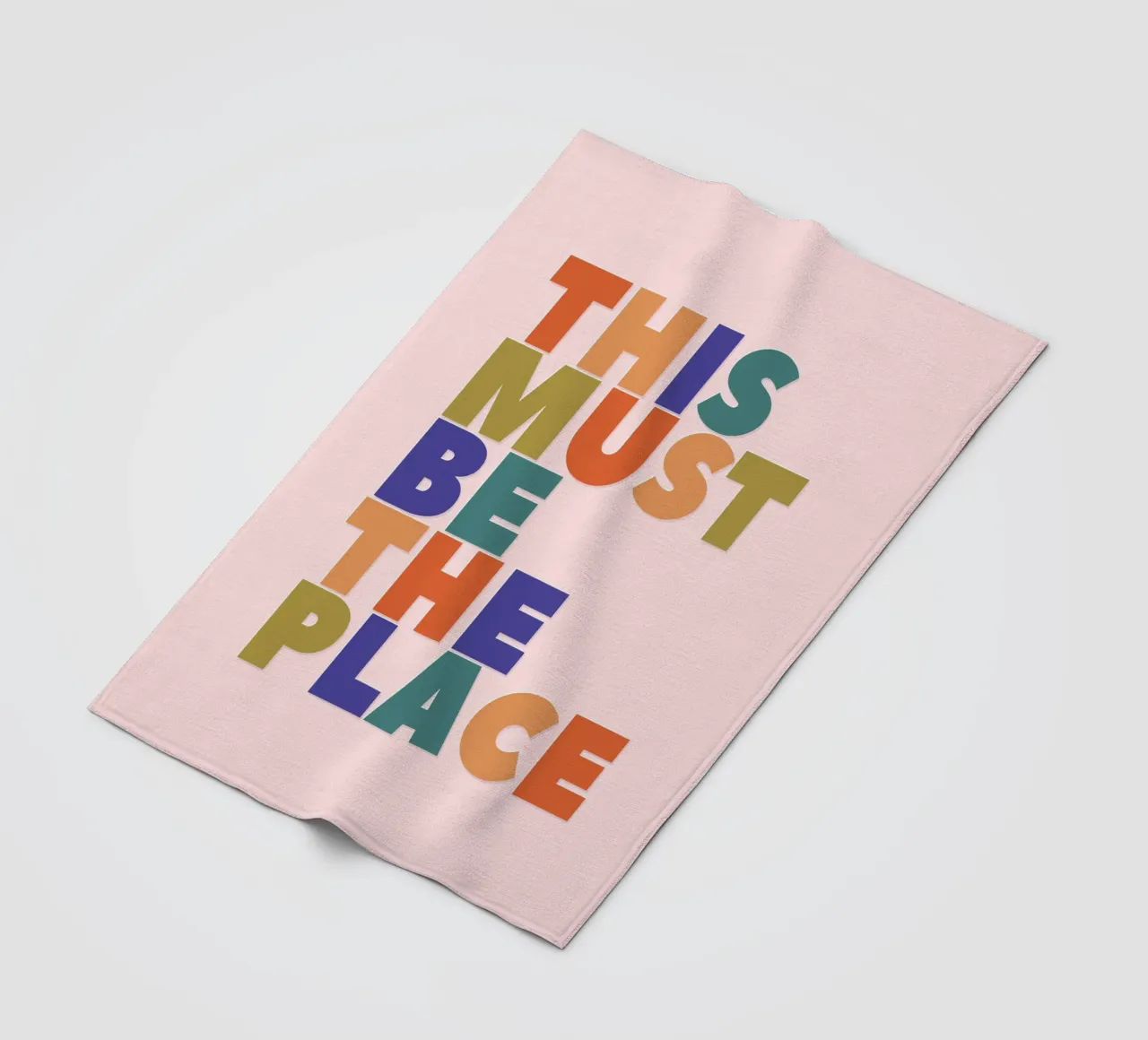 This Must Be The Place – Retro Chunky Typography Print Fleecedecke von showmemars