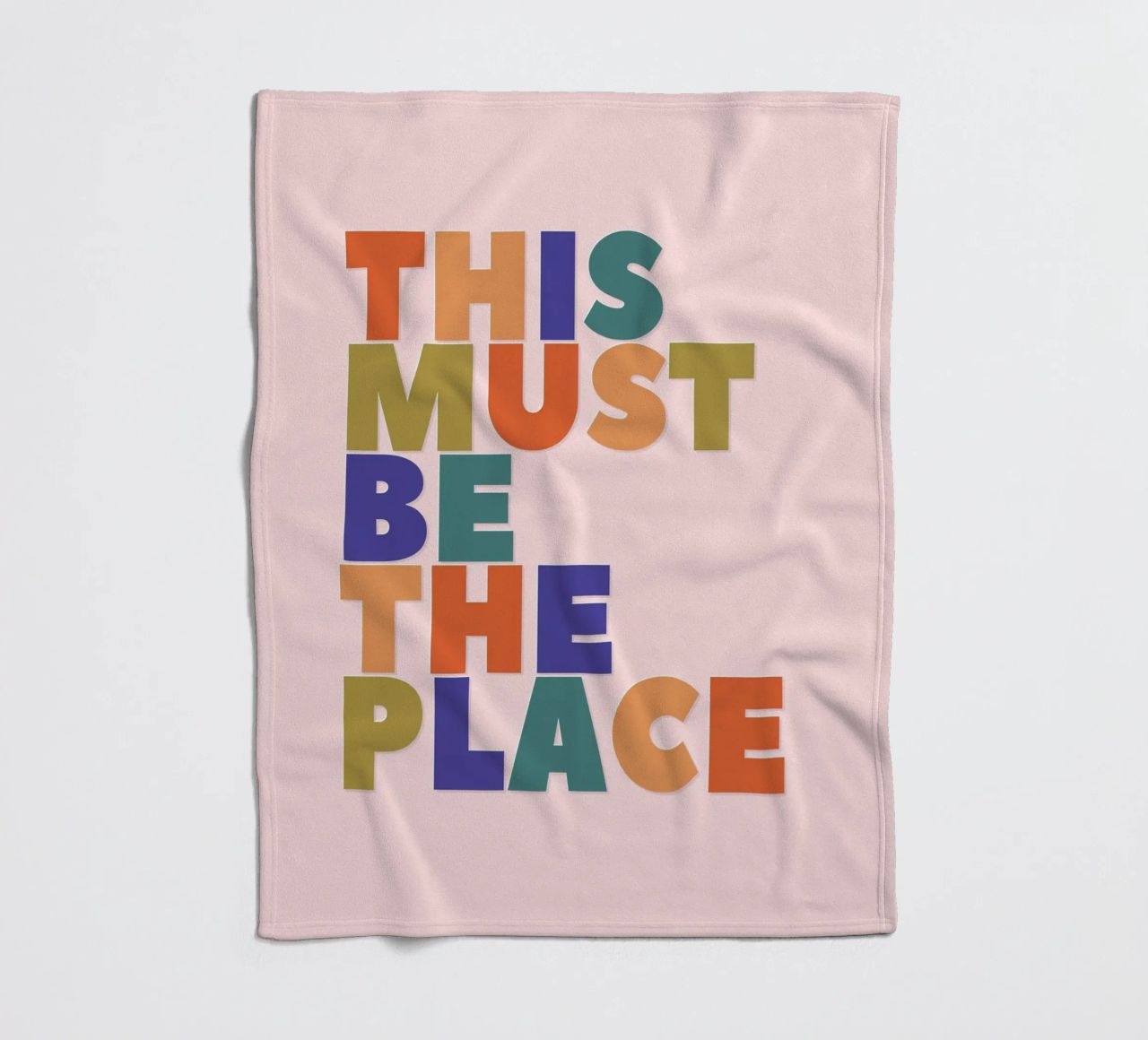 This Must Be The Place – Retro Chunky Typography Print coperta in pile da showmemars