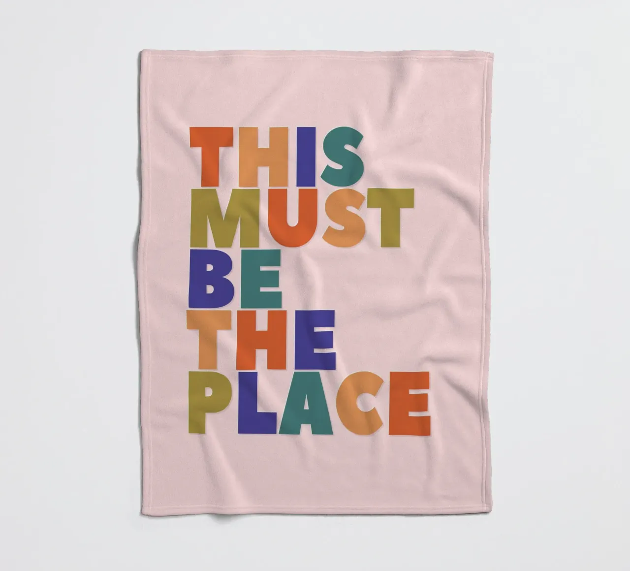 This Must Be The Place – Retro Chunky Typography Print Fleecedecke von showmemars