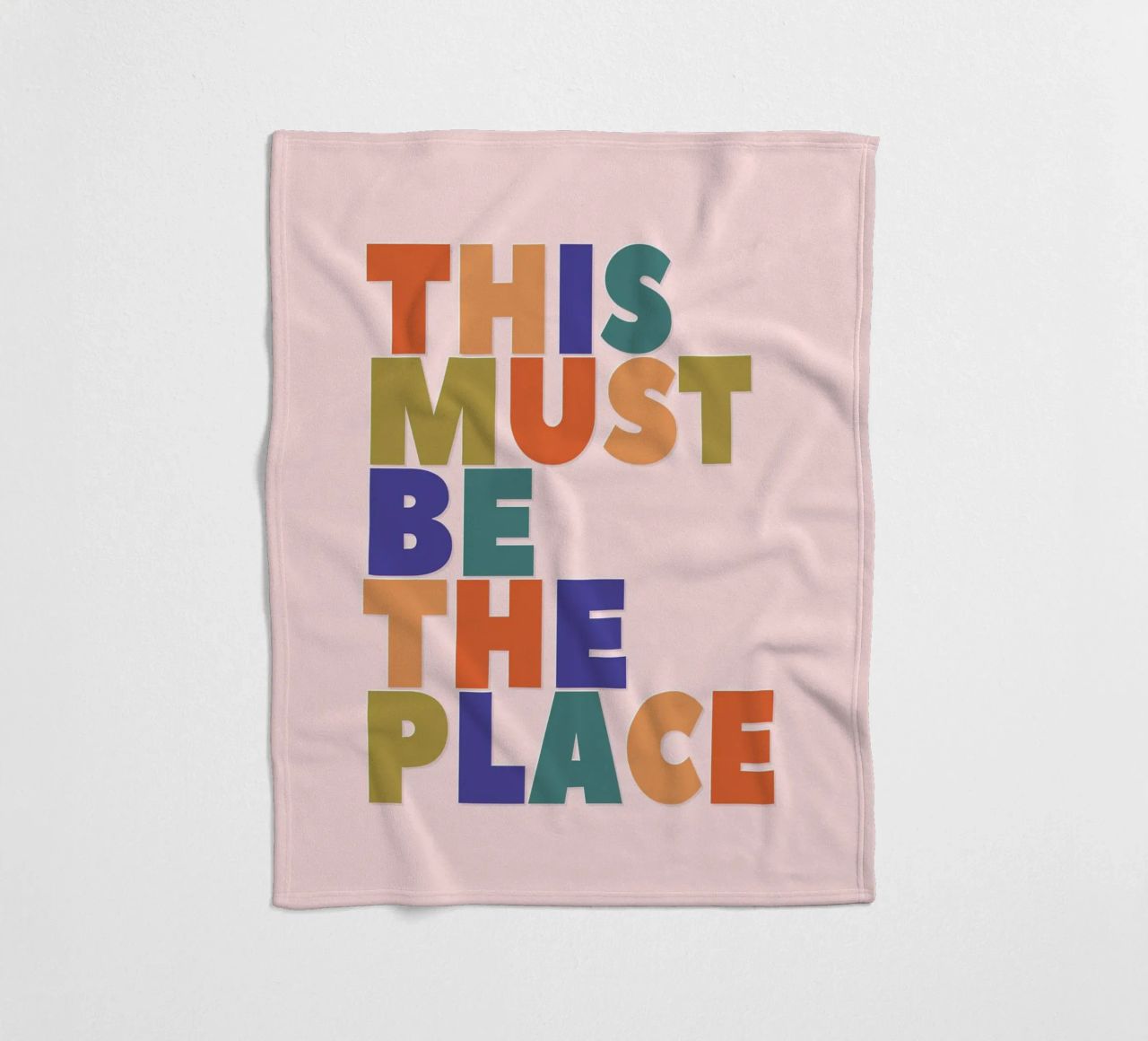This Must Be The Place – Retro Chunky Typography Print coperta in pile da showmemars