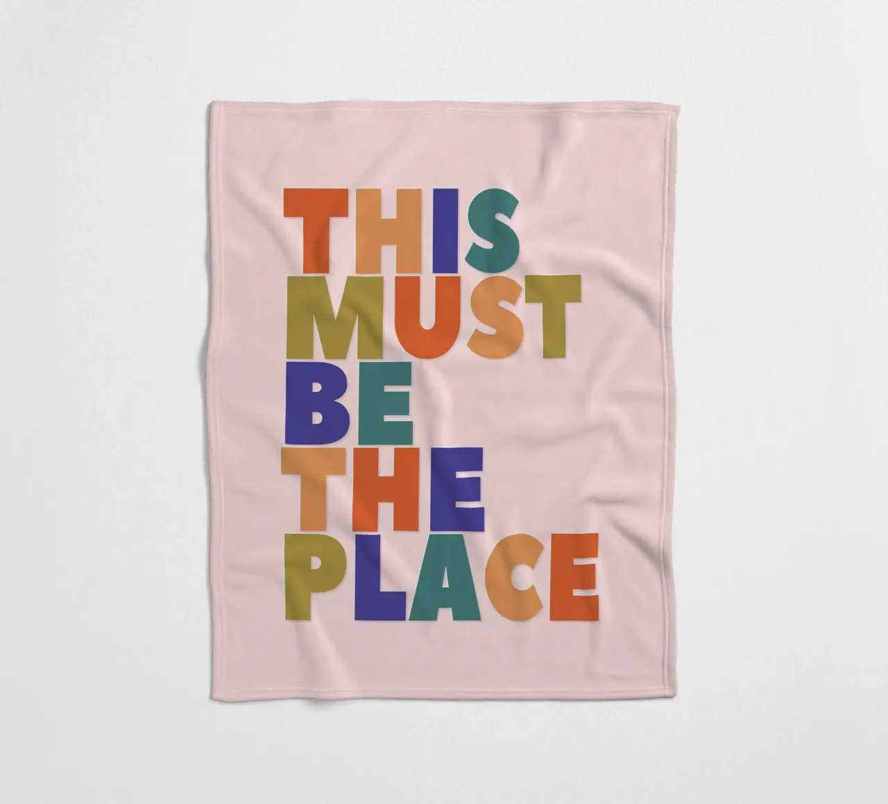 This Must Be The Place – Retro Chunky Typography Print Fleecedecke von showmemars