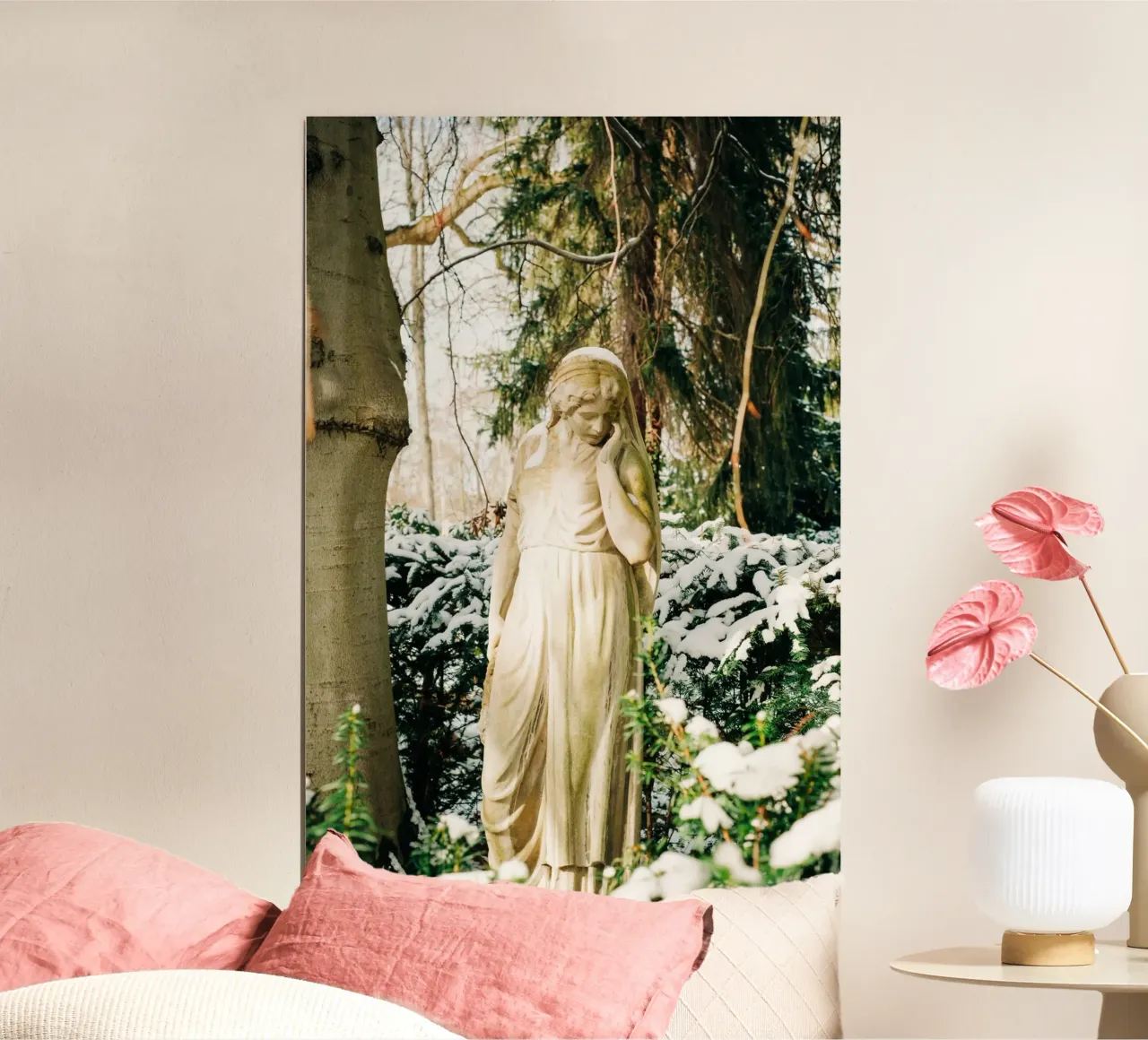Ricordo silenzioso nella neve - statua del cimitero in inverno poster da Bold and Retro