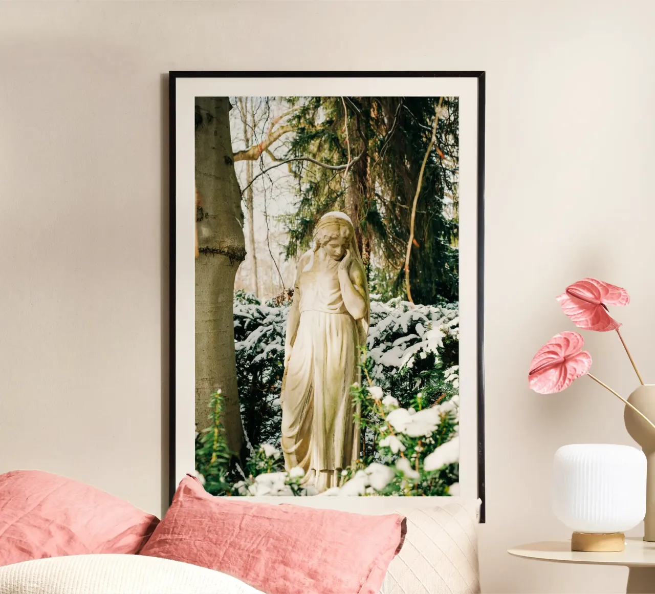 Ricordo silenzioso nella neve - statua del cimitero in inverno poster da Bold and Retro