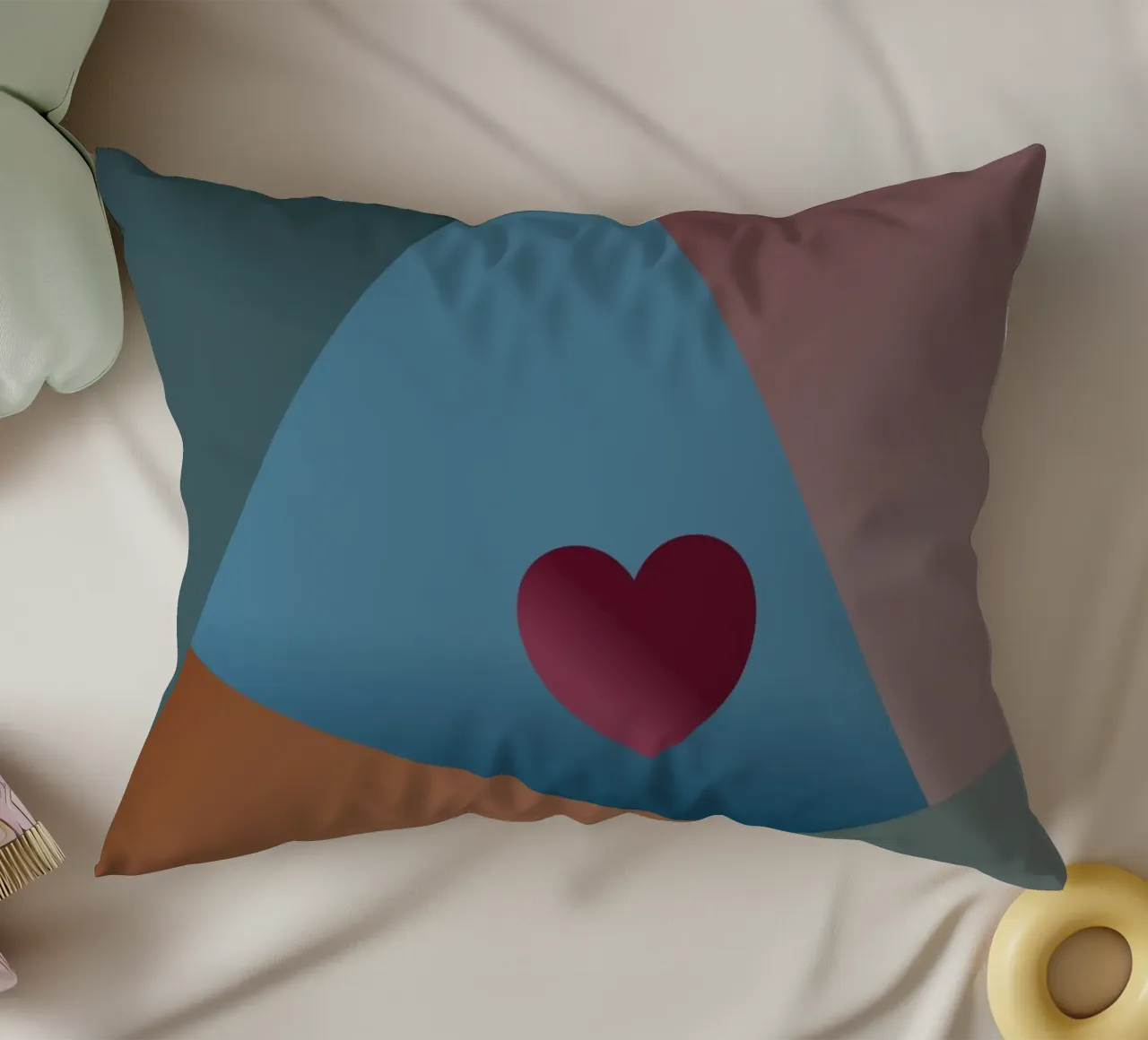Forme geometriche colorate e un cuore rosso cuscino da Something for you