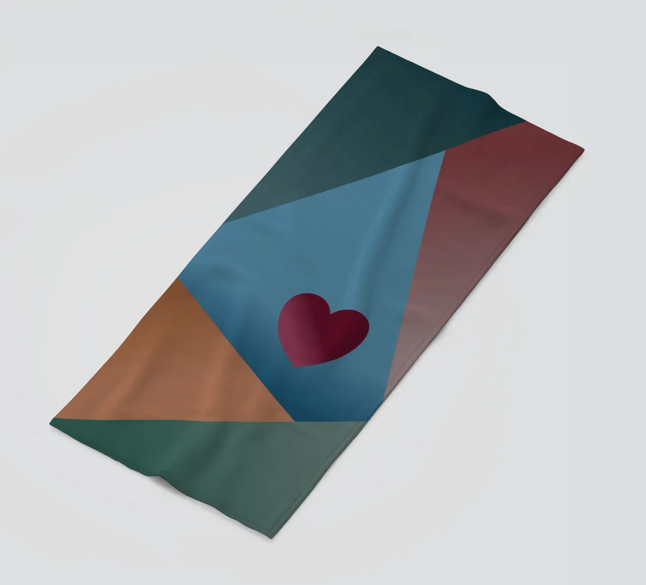 Forme geometriche colorate e un cuore rosso telo mare da Something for you