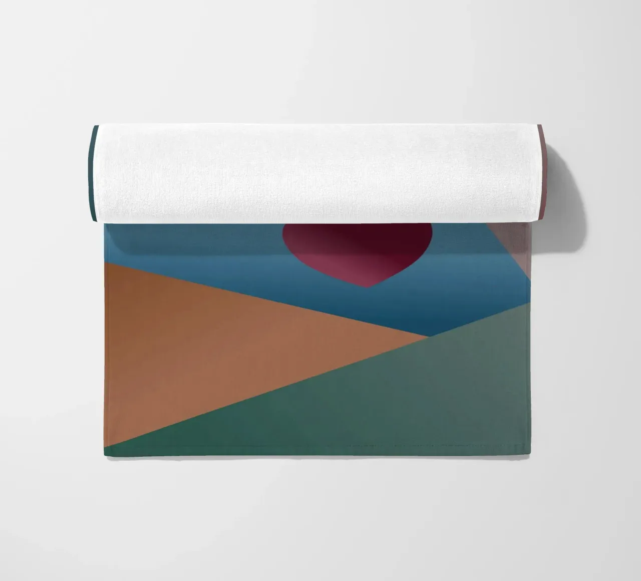 Forme geometriche colorate e un cuore rosso telo mare da Something for you