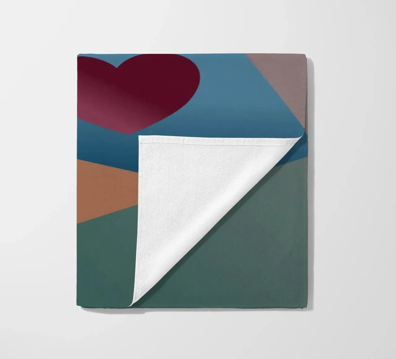 Forme geometriche colorate e un cuore rosso telo mare da Something for you