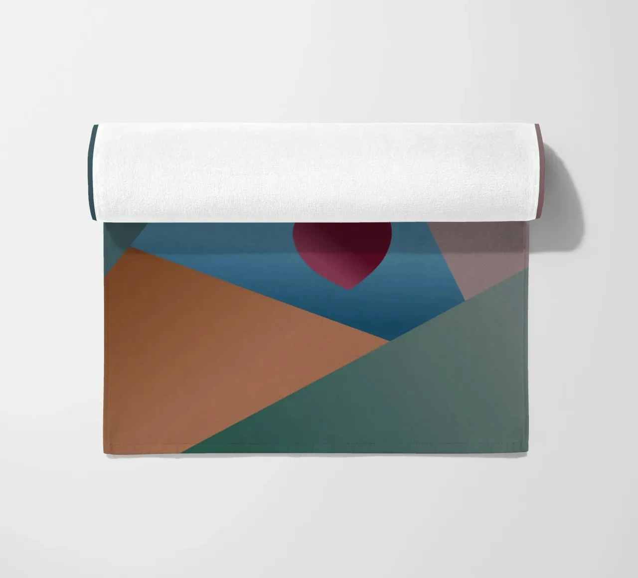 Forme geometriche colorate e un cuore rosso telo mare da Something for you