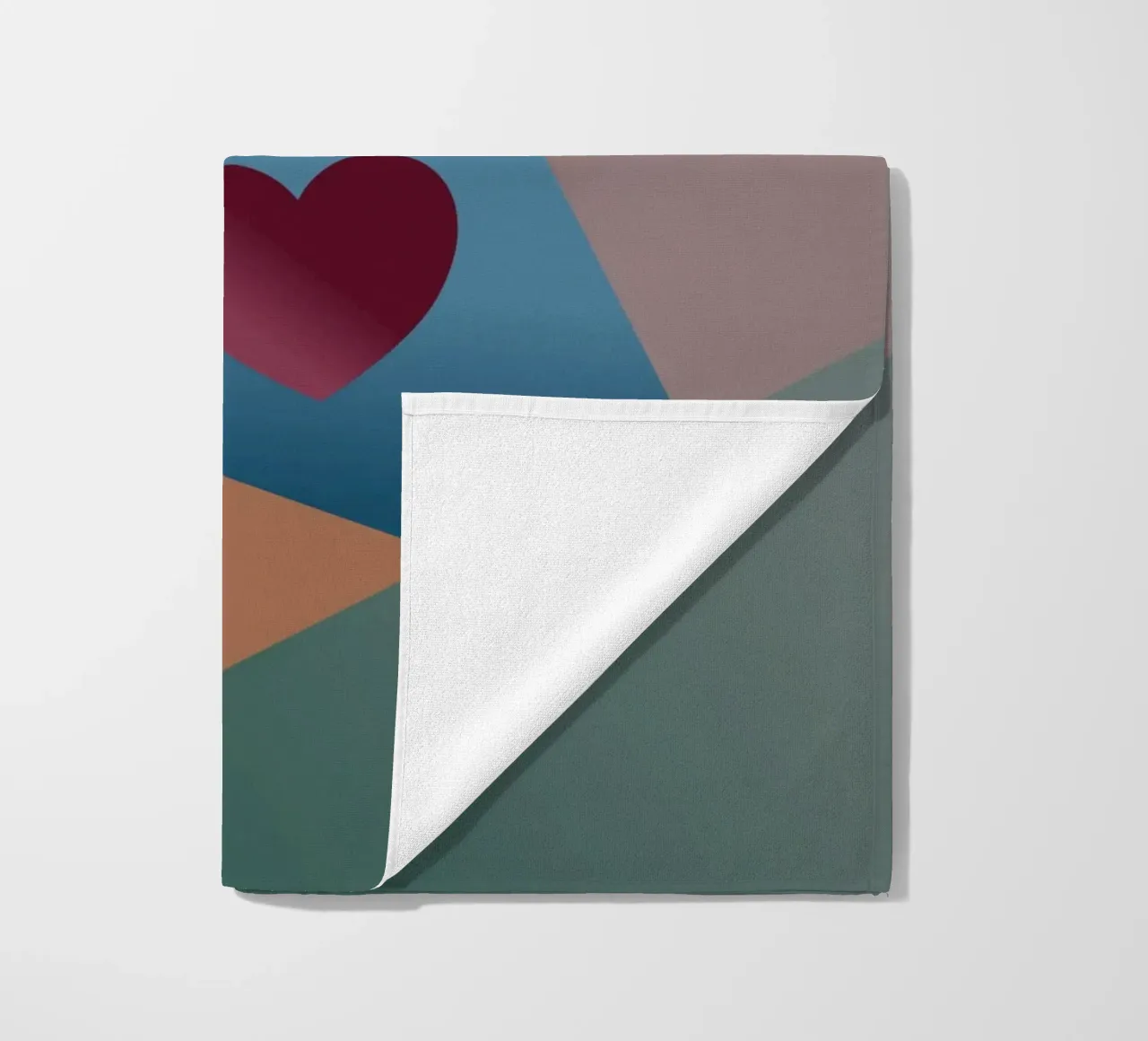 Forme geometriche colorate e un cuore rosso telo mare da Something for you