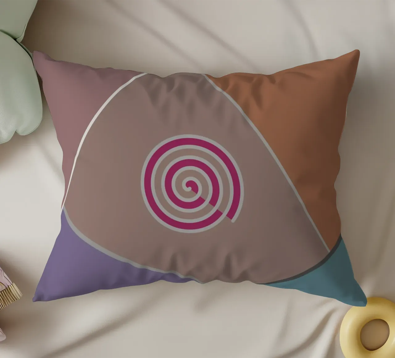 Forme geometriche colorate e una spirale rosa cuscino da Something for you